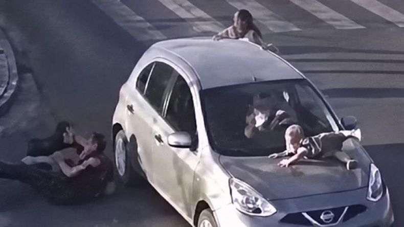 Un auto atropello a una familia en Brasil y arrastró al bebé en el capot. | LM Neuquen Un auto atropello a una familia en Brasil y arrastró al bebé en el capot.