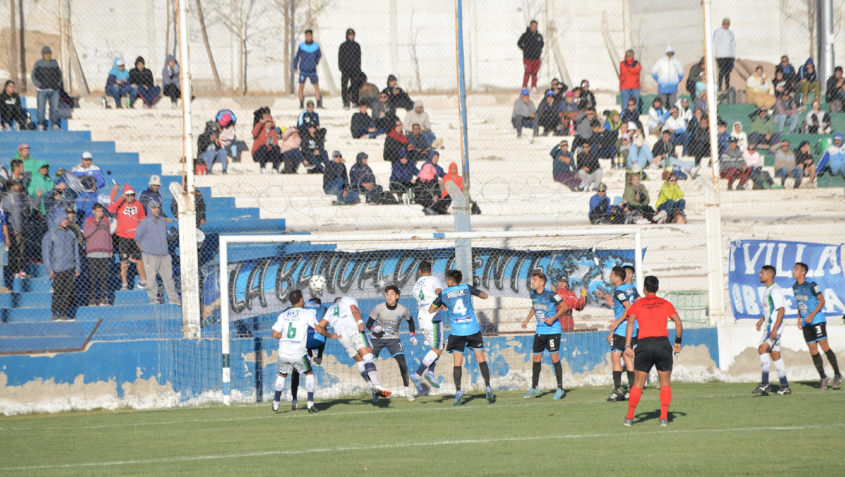 Maronese y Centenario igualaron 1 a 1 en la cancha del Dino. Foto: Fotografía Única