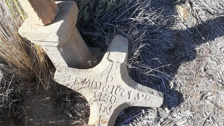 Son pocas las tumbas que quedan en pie en el viejo cementerio de Varvarco (Foto: Heraldo Retamal).