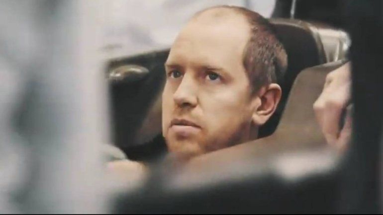 Sebastian Vettel y su&nbsp; nuevo look probando la butaca de su nueva escuderia.