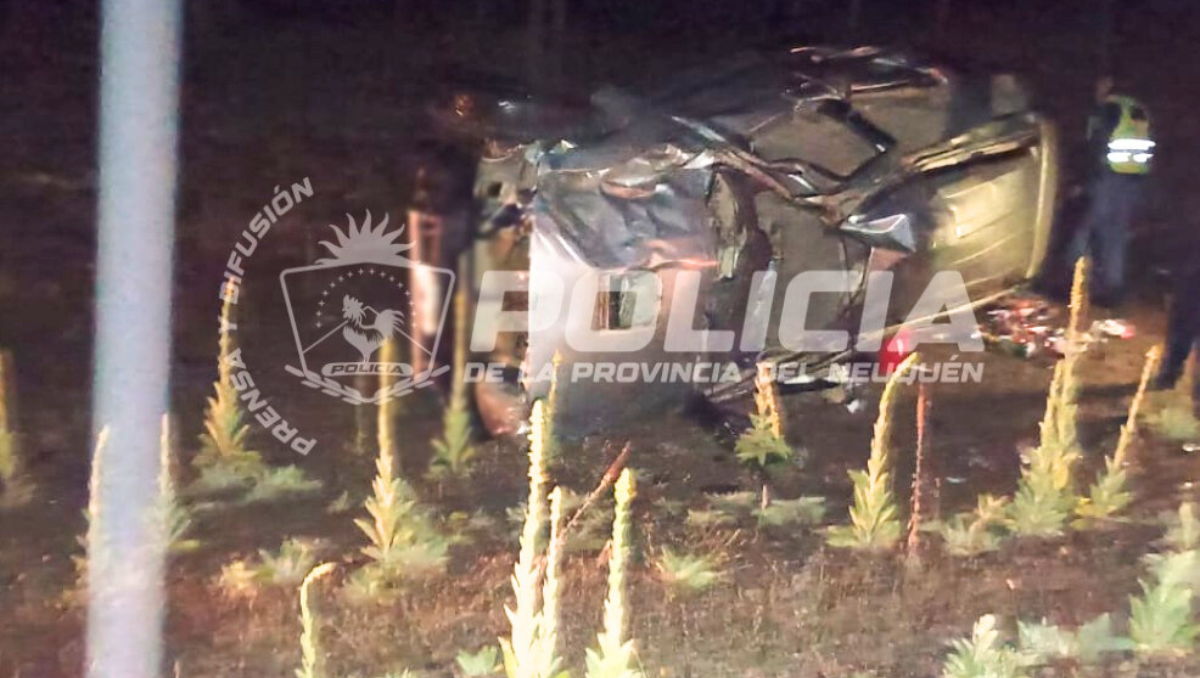 Grave vuelco en Ruta 23: dos mujeres salieron despedidas de una Toyota y están graves