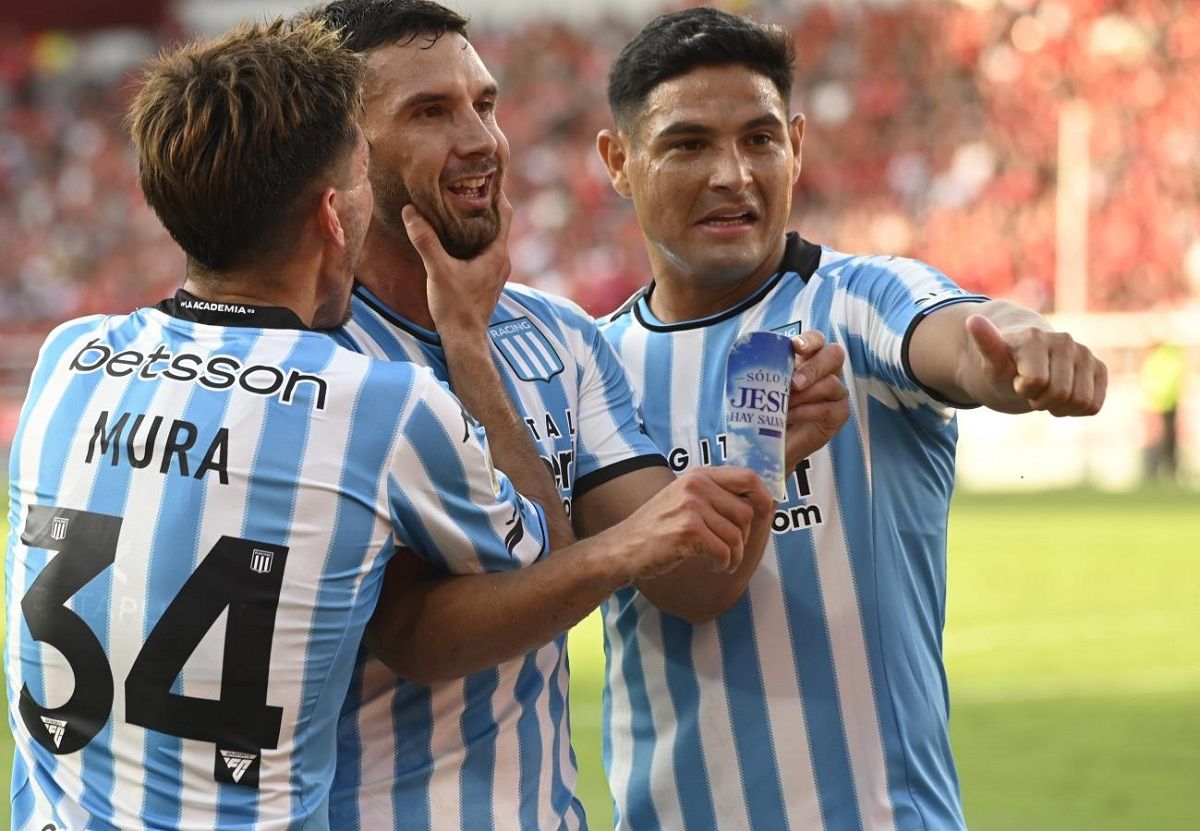 Maravilla Martínez festeja con Mura y Salas el gol de la victoria.&nbsp;