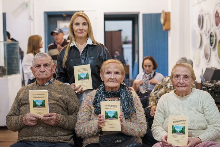 Hijos y nieta de Francisco Gracia Santolaria en la presentación del libro. Foto: gentileza Hijos y nieta de Francisco Gracia Santolaria en la presentación del libro. Foto: gentileza
