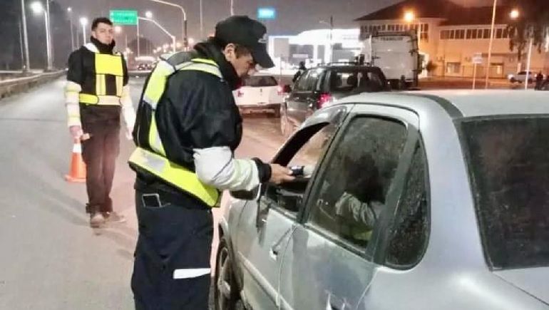 Los controles de alcoholemia los hizo la Municipalidad en conjunto con la Policía en Centenario. Los controles de alcoholemia los hizo la Municipalidad en conjunto con la Policía en Centenario.