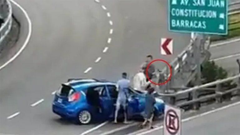 Chocaron en la Autopista 25 de Mayo, intentaron descartar un arma y botellas, pero fueron escrachados