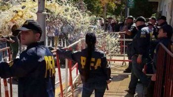 manifestantes tiraron orina y excrementos a la policia federal
