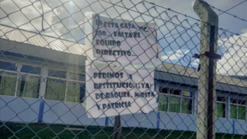 El cartel de los docentes de Esquel reclamando la reincorporación, en el alambrado de la Escuela 200.  El cartel de los docentes de Esquel reclamando la reincorporación, en el alambrado de la Escuela 200.