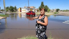 Una laguna de agua potable en medio del barrio: bronca de vecinos por una rotura que lleva días