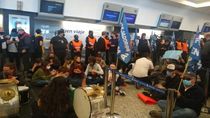 incidentes en aeroparque: forcejeos entre la policia y trabajadores de latam incidentes en aeroparque: forcejeos entre la policia y trabajadores de latam