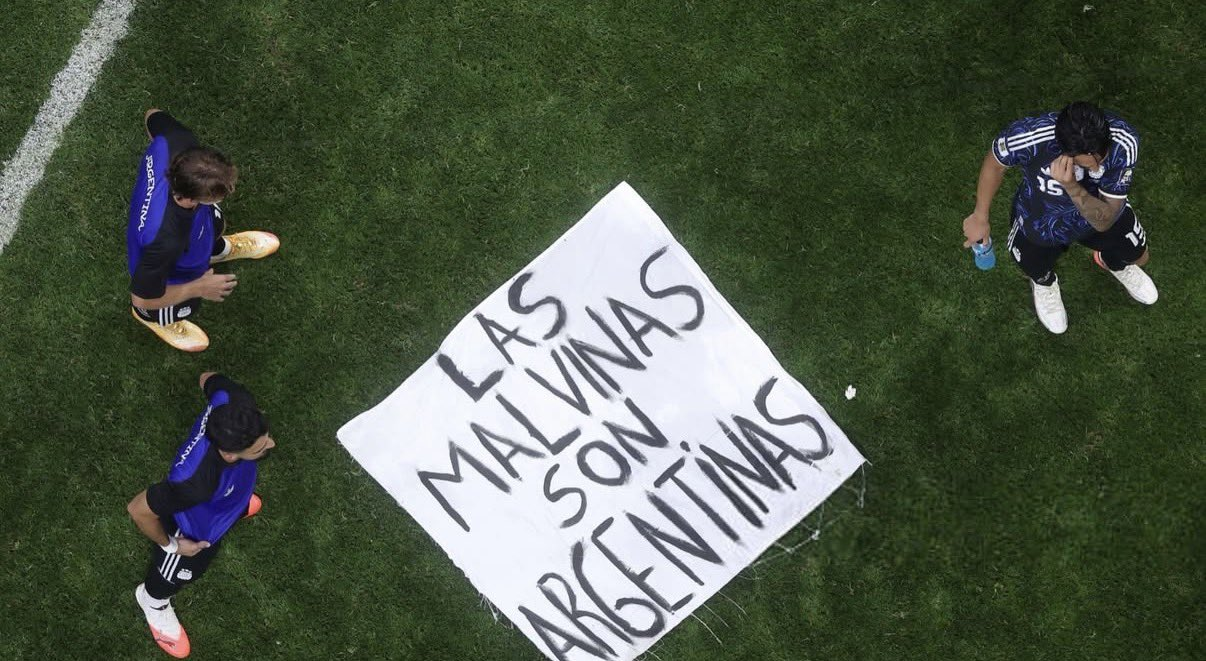 La bandera que desplegaron los futbolistas argentinos.