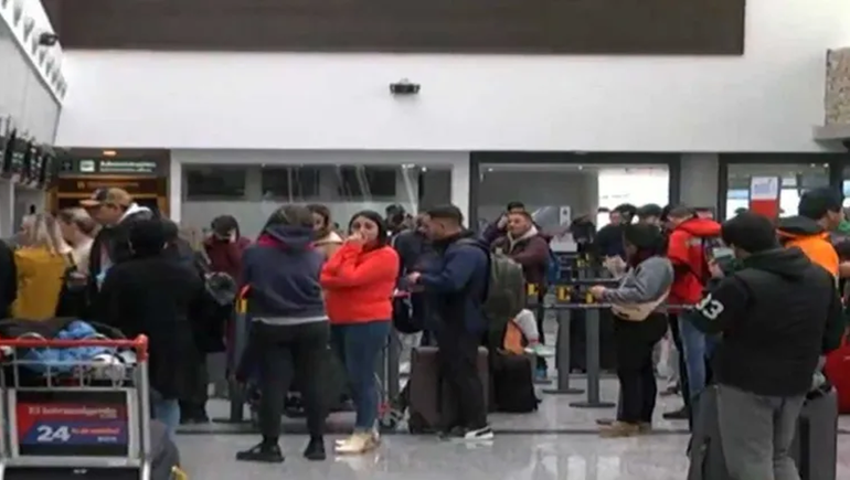 Los pasajeros tuvieron que esperar media hora sin saber cuál era el peligro ni si podrían subir al vuelo que los trasladaría de Comodoro Rivadavia a Buenos Aiures (foto de archivo