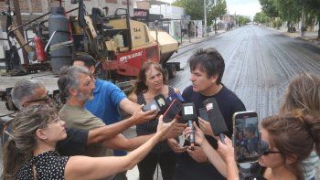 Mariano Gaido durante la recorrida de la obra en calle San Martín Mariano Gaido durante la recorrida de la obra en calle San Martín