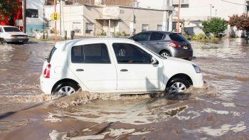 la lluvia inundo calles y casas y derribo arboles la lluvia inundo calles y casas y derribo arboles