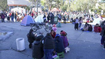 El acampe en Avenida paralizó la actividad en los comercios del centro neuquino