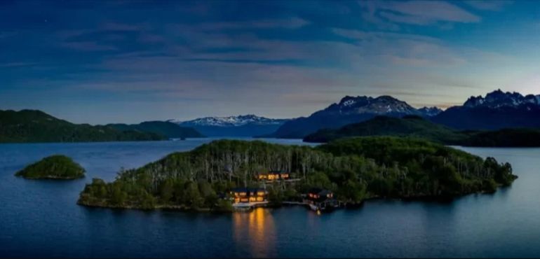 Las cabañas de Francis Mallman, en una isla en el lago El Plata, en Chubut. Las cabañas de Francis Mallman, en una isla en el lago El Plata, en Chubut.