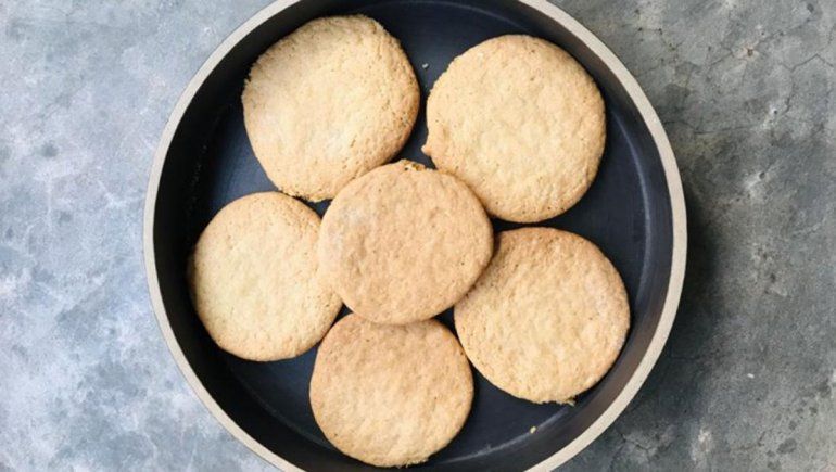 Una vez que todas las galletitas estén colocadas en la bandeja, llevarla al horno precalentado a 180°. Una vez que todas las galletitas estén colocadas en la bandeja, llevarla al horno precalentado a 180°.