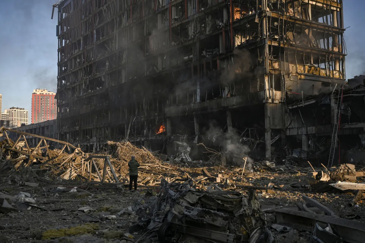 Rusia bombardeó y destruyó un shopping en Kiev: imágenes impactantes