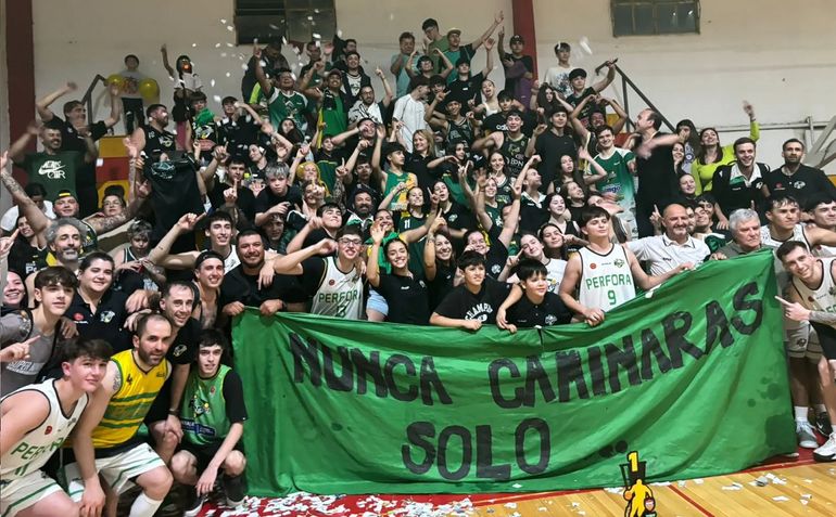 Pérfora y un festejo que comenzó en la cancha de Español y se extendió por varias horas. Pérfora y un festejo que comenzó en la cancha de Español y se extendió por varias horas. 