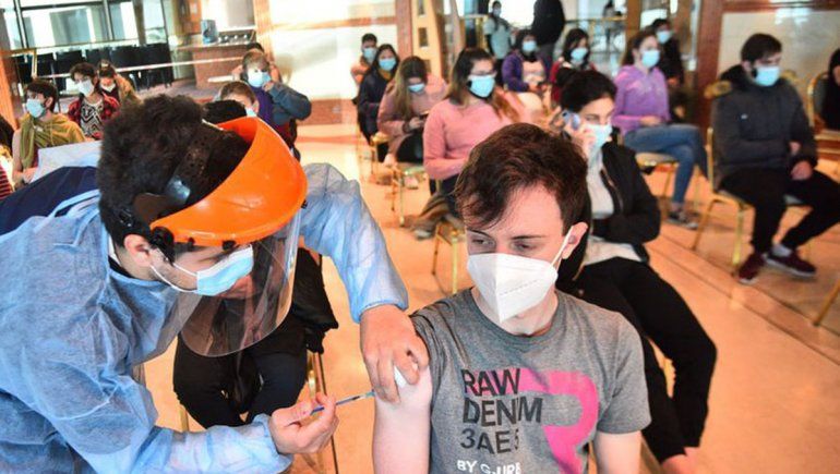 Este martes definen cómo serán las vacunas a menores