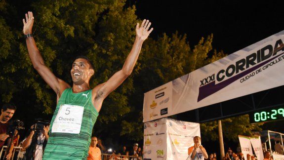 El brasileño Daniel Chaves le puso ritmo a la carrera y en el final tiró un paso de baile para festejar.