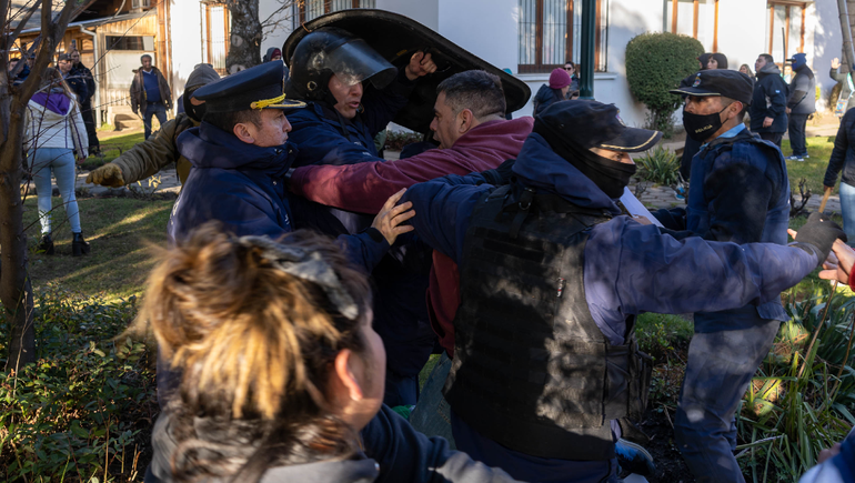 En 15 fotos, la batalla campal en San Martín de los Andes