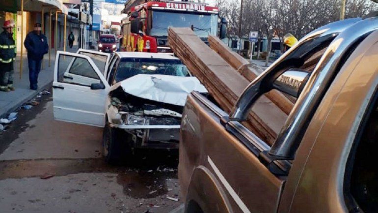 Manejaba borracho y se tragó las maderas de una camioneta
