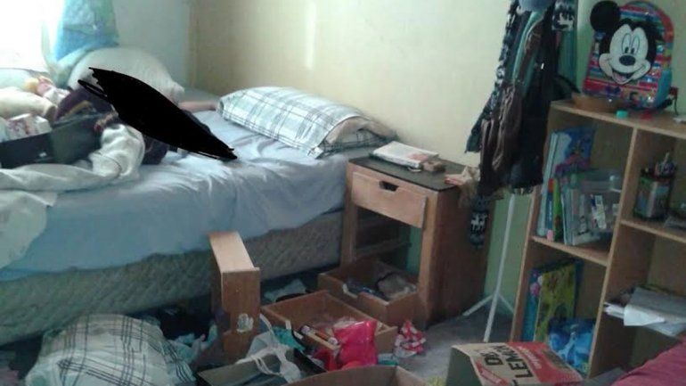 Una de las habitaciones revueltas en la casa de los hijos de Merino.