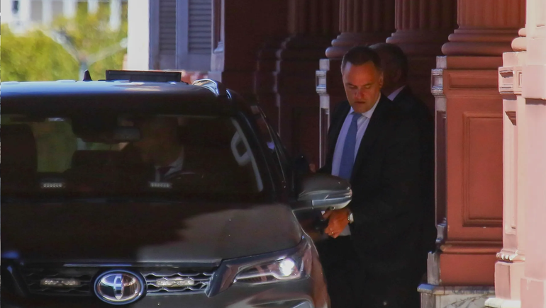 Manuel Adorni cada vez más complicado.