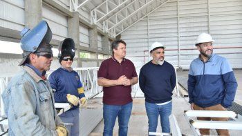 Mariano Gaido recorrió la obra del polideportivo en barrio Confluencia / Foto Prensa Municipio