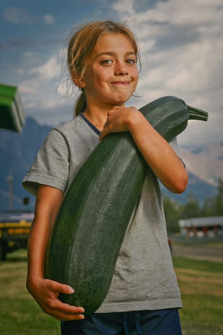 Loren Olsen sostiene un pepino gigante durante uno de los concursos anuales de la Feria Estatal de Alaska. Foto: NatGeo. Loren Olsen sostiene un pepino gigante durante uno de los concursos anuales de la Feria Estatal de Alaska. Foto: NatGeo.