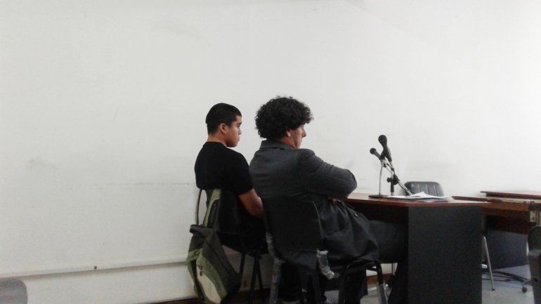 El acusado junto a su defensor durante la audiencia.