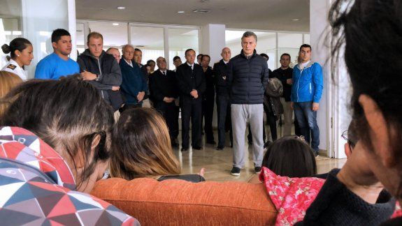 Macri se reunió con familiares de los tripulantes