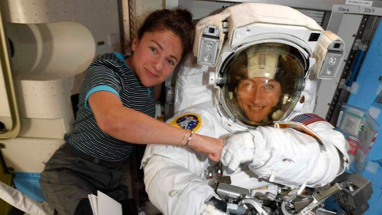 Se realizó la primera caminata espacial solo de mujeres