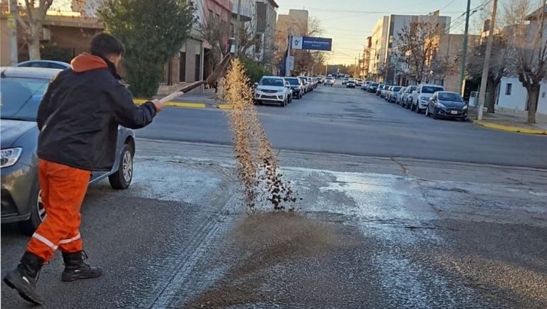 Operativo Anti Hielo en Neuquén: sal y arena en las calles para evitar accidentes de tránsito