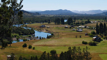 Cholila, un pueblo de La Patagonia de apenas 2.000 habitantes con pasado de leyenda y muchas maravillas naturales para ofrecer. Cholila, un pueblo de La Patagonia de apenas 2.000 habitantes con pasado de leyenda y muchas maravillas naturales para ofrecer.