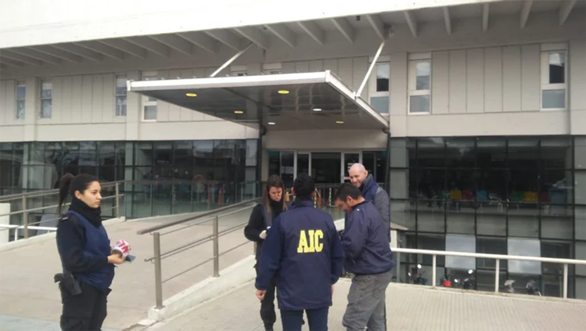 Video: balearon a una empleada de seguridad en un hospital