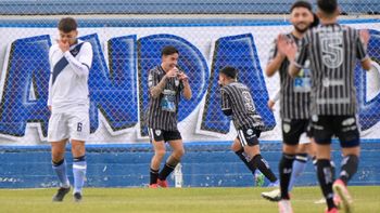 Lucero festeja su gol con Domínguez en la victoria de Cipo en Puerto Madryn. 