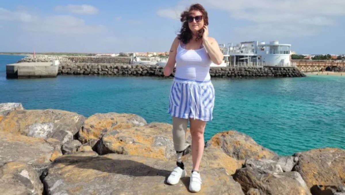 Por una enfermedad poco conocida, &nbsp;Gill Haddington sufrió la amputación de su pierna y su mano derechas