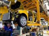 FOTO DE ARCHIVO: Empleados del fabricante de automóviles francés Renault trabajan en la línea de montaje del Clio RS en la fábrica de Renault en Dieppe, Francia, el 1 de septiembre de 2015. REUTERS/
