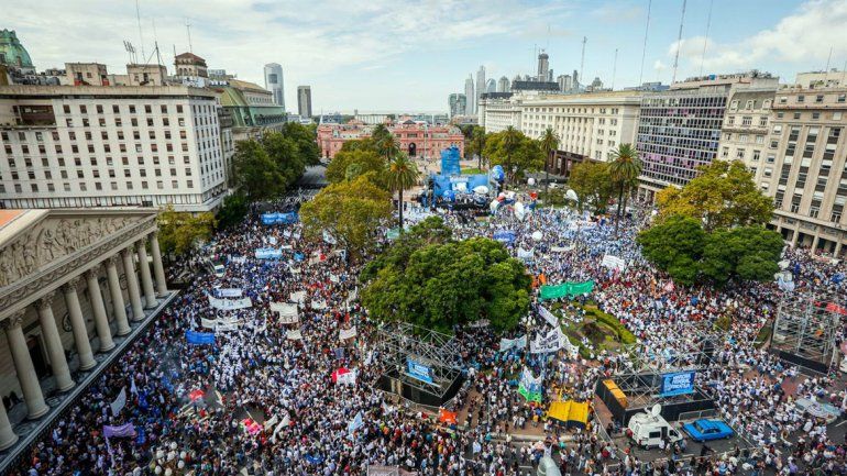 La marcha también fue en el contexto de la defensa de la escuela pública.