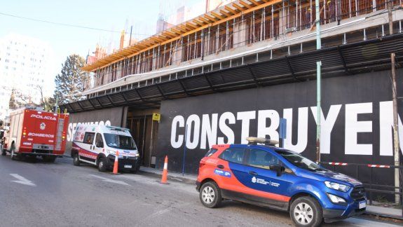 Un hombre cayó de una obra en construcción en pleno centro