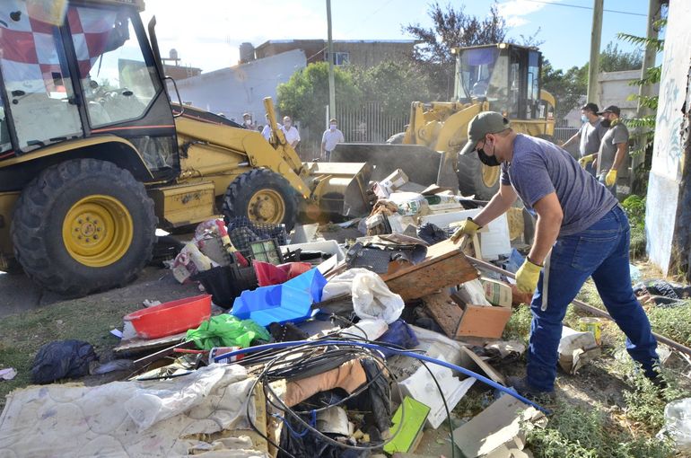 Retiran residuos voluminosos en dos barrios
