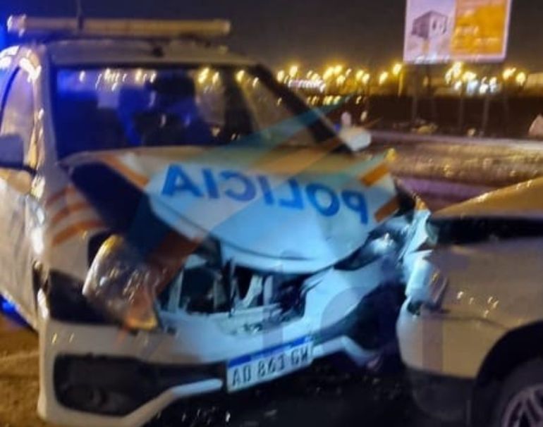 Así quedaron el patrullero y el Toyota Etios que manejaba un joven de 22 años pasado de alcohol, en Río Grande. Así quedaron el patrullero y el Toyota Etios que manejaba un joven de 22 años pasado de alcohol, en Río Grande. 