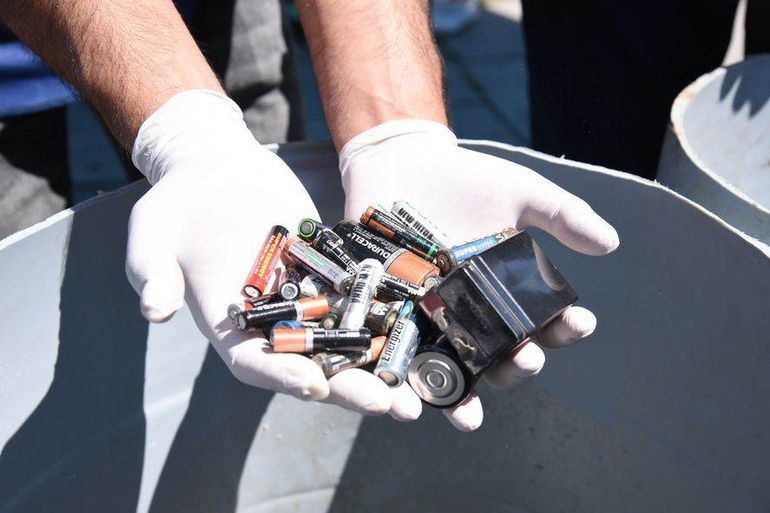 Reciclar las pilas y convertirlas en objeto de diseño. Reciclar las pilas y convertirlas en objeto de diseño.