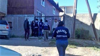 un hombre ataco con un hacha a la policia en una diligencia judicial un hombre ataco con un hacha a la policia en una diligencia judicial