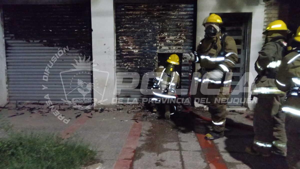 Grave incendio en una casa cercana a la Jefatura de Policía
