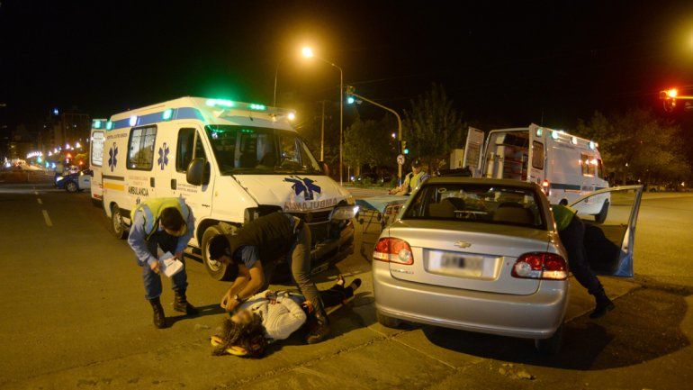 Iban a una emergencia, pero terminaron chocando en una esquina de pleno centro