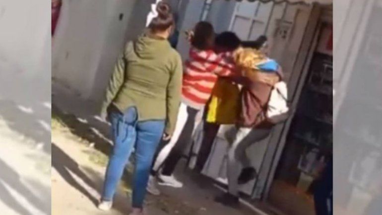 Discusión en un chat de mamis terminó en pelea frente al colegio de sus hijas