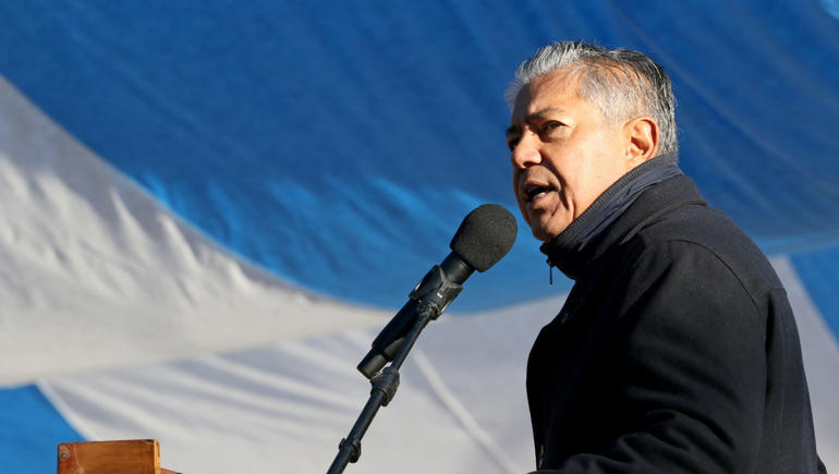 Rolando Figueroa encabezó el acto por el 25 de Mayo en Añelo.