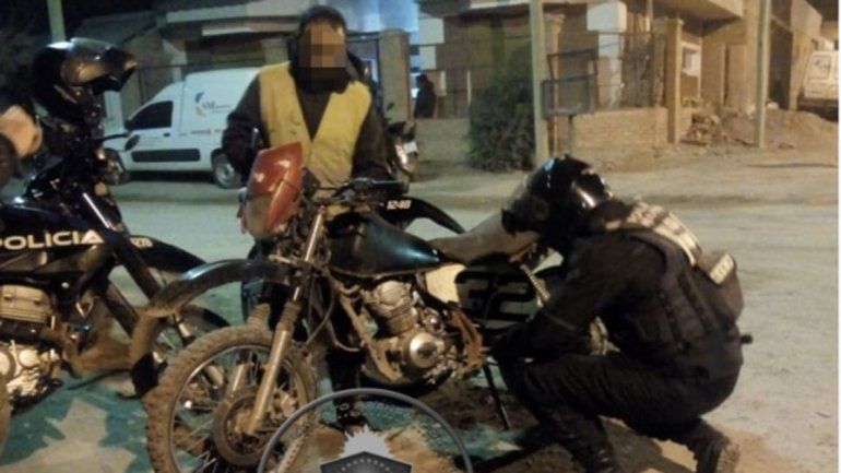 Lo pararon en un control y descubrieron que andaba con una moto robada